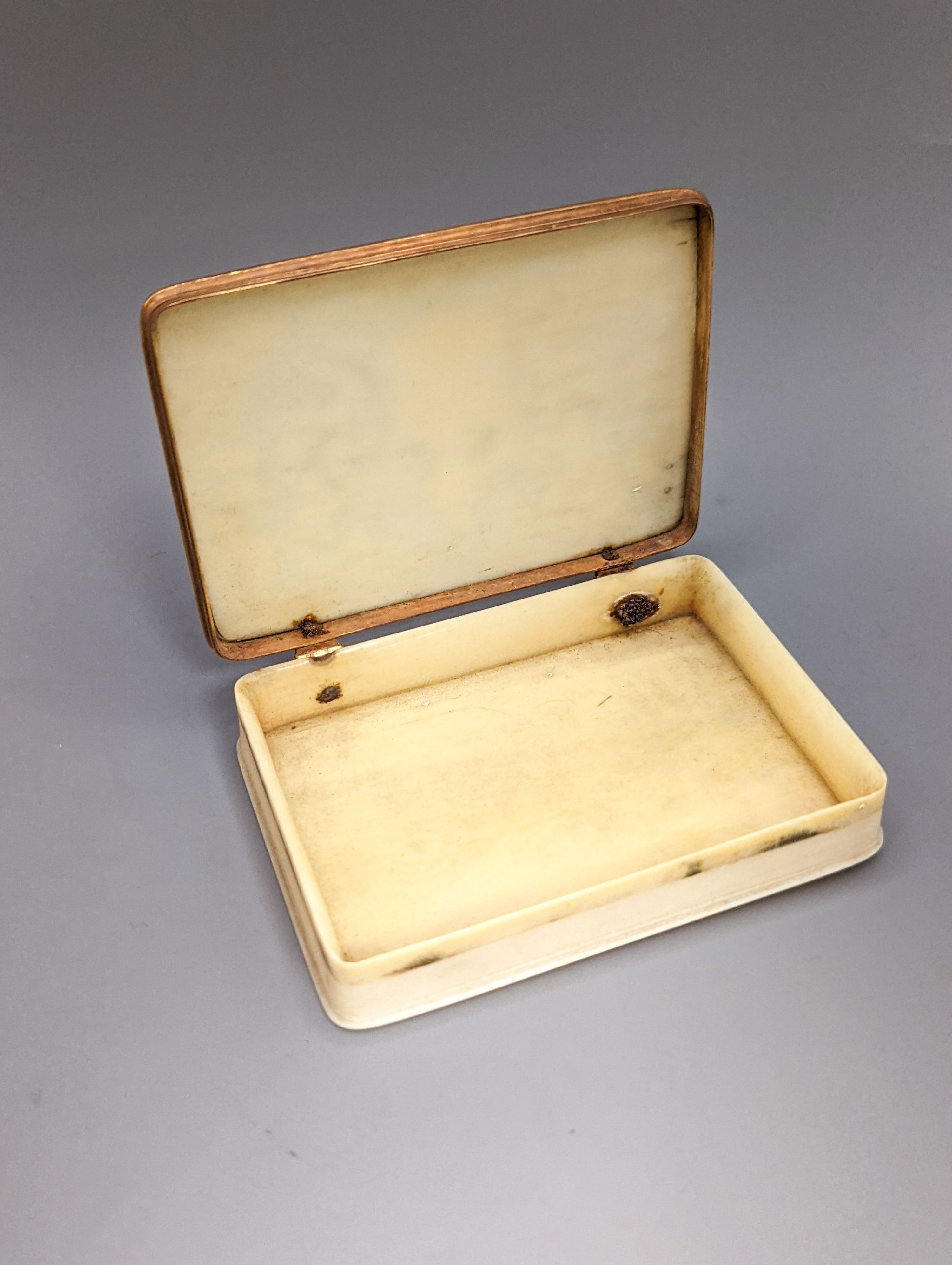 An early 19th century gold mounted ivory armorial table snuff box, 8.3 cm